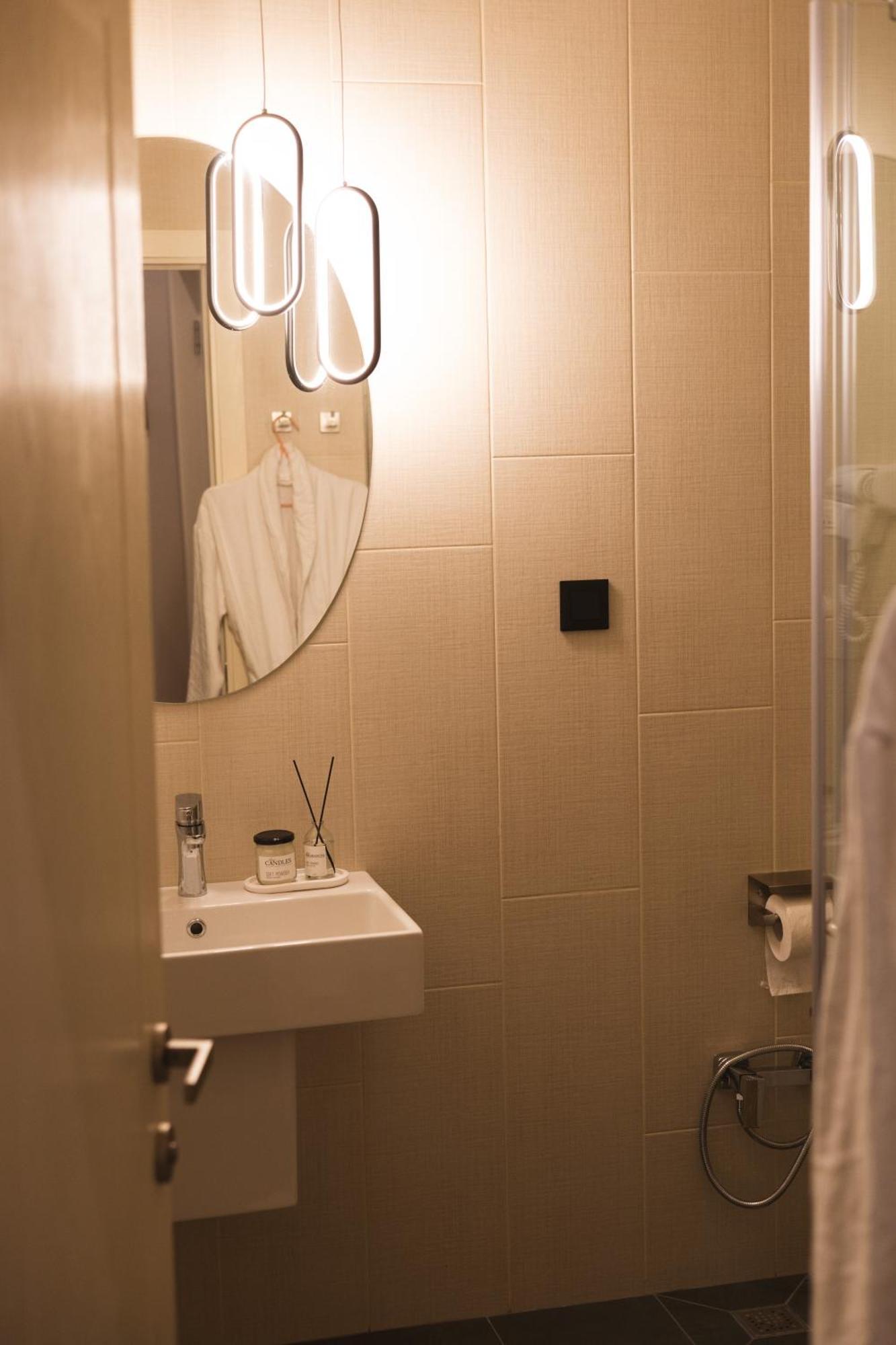 Central Hotel Кутаиси Экстерьер фото