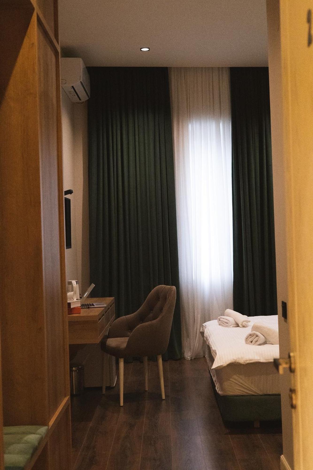 Central Hotel Кутаиси Экстерьер фото