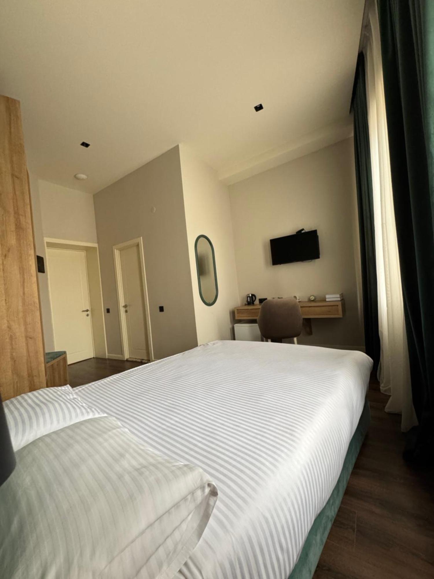 Central Hotel Кутаиси Экстерьер фото